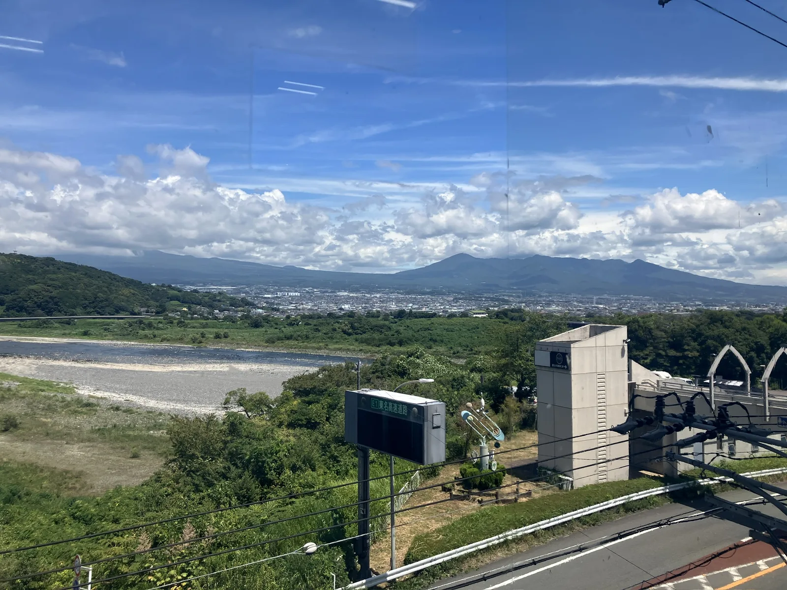 富士川楽座から見た富士川と周辺の山や街
