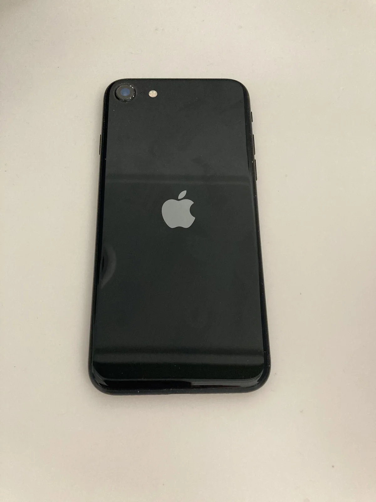 黒いiPhone SE3の背面