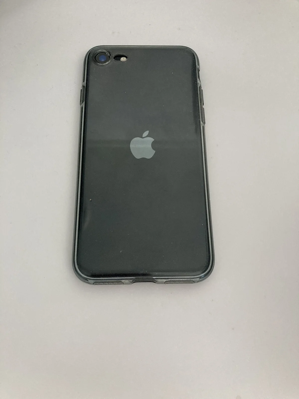 透明ケースを付けた黒いiPhone SE3の背面