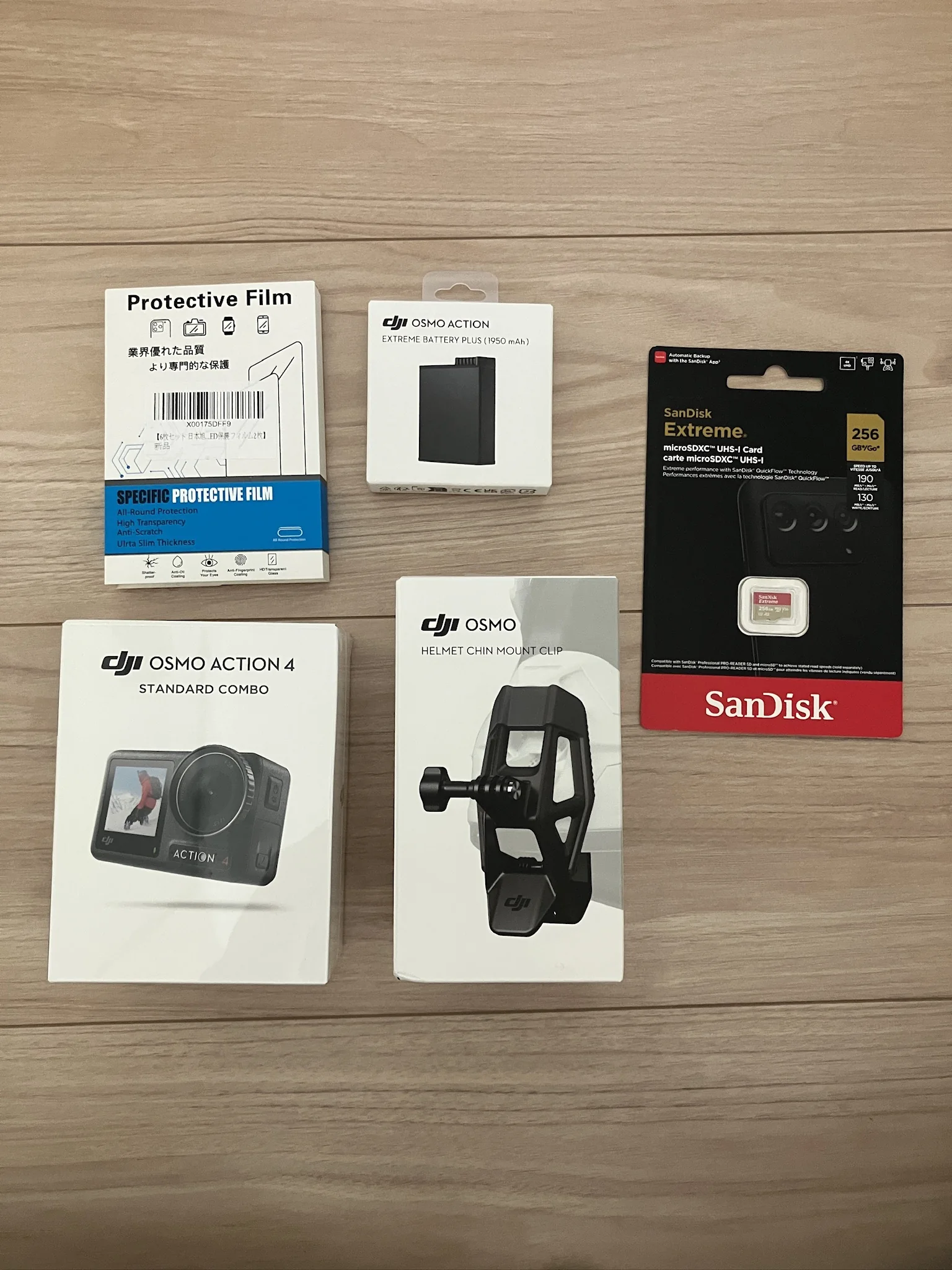 Osmo Action 4と顎マウント、予備バッテリー、microSDカード、保護フィルム