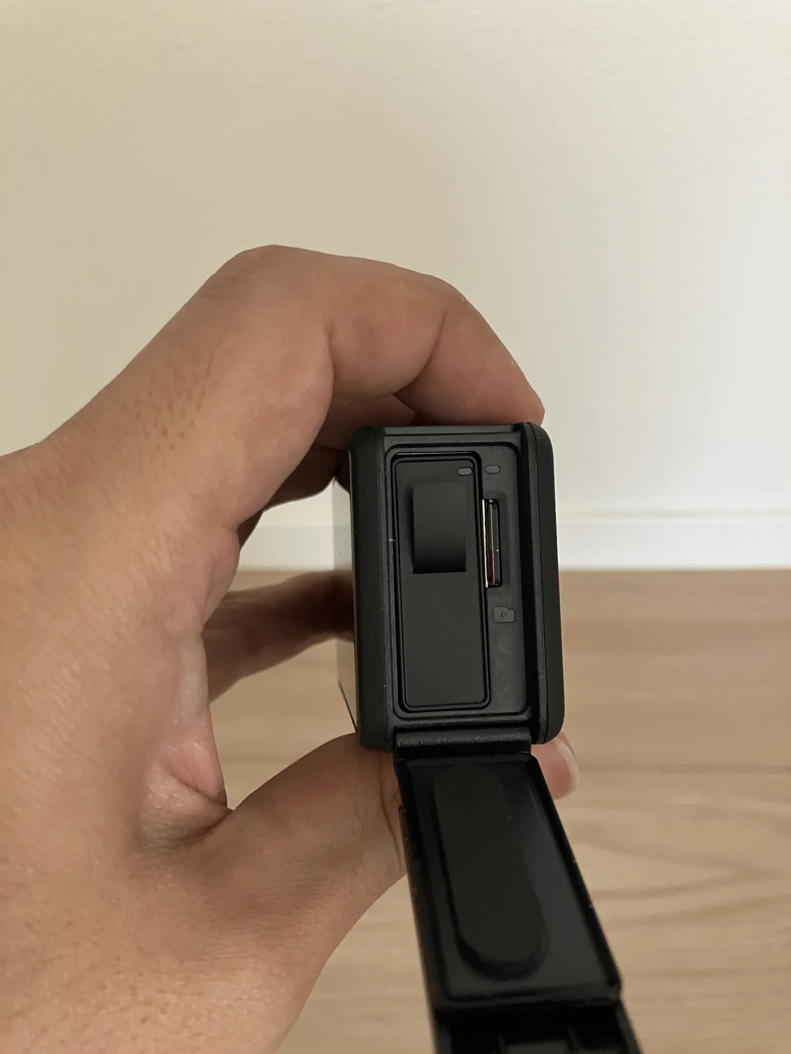 Osmo Action 4のmicroSDカード挿入口
