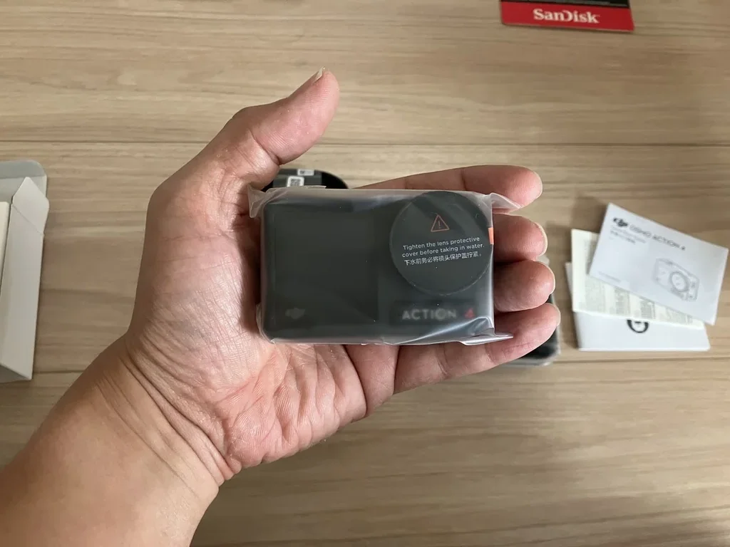 箱から取り出したOsmo Action 4本体と付属品