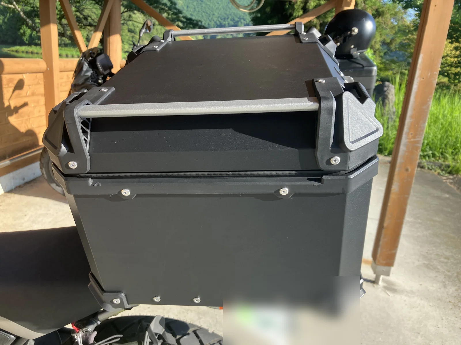 ツーリング先で撮影したトリッカーとONE STEP 55Lリアボックス