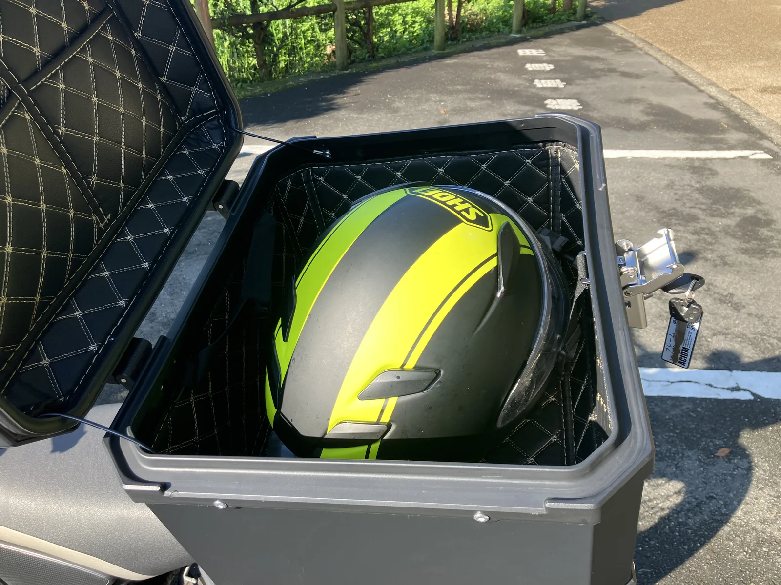 ONE STEP 55LリアボックスにSHOEIのフルフェイスヘルメットを収納した状態
