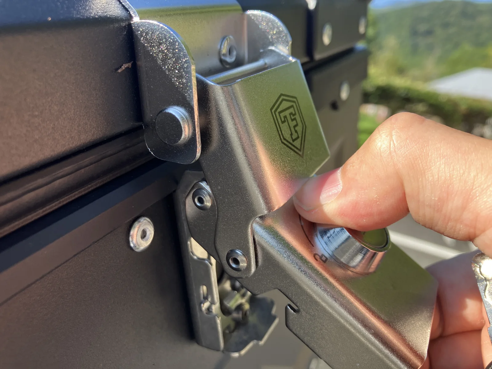 ONE STEP 55Lリアボックスを開けるときに指が金具へ当たりやすい位置
