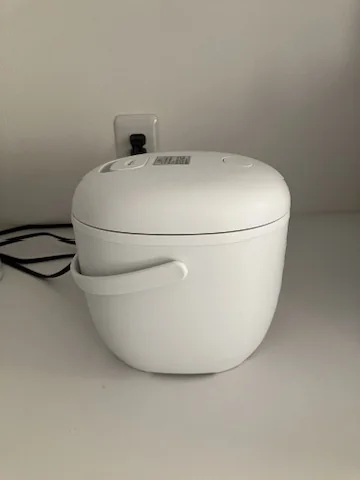 コンパクトなKOIZUMI 1.5合炊飯器の本体