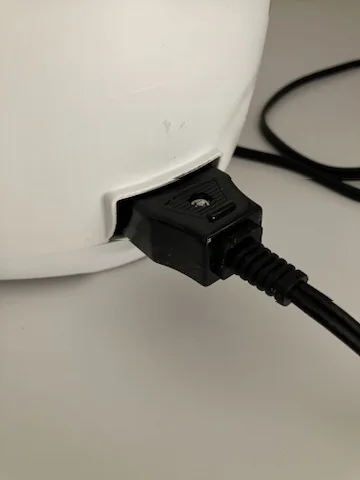 KOIZUMI炊飯器本体に電源コードを接続した状態