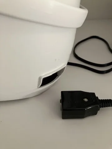 KOIZUMI炊飯器から外した着脱式の電源コード