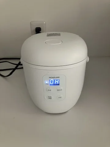 KOIZUMI KSC-1514-Wの前面と点灯中の表示