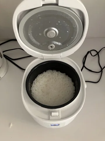 ふたを開けたKOIZUMI炊飯器と炊き上がったごはん