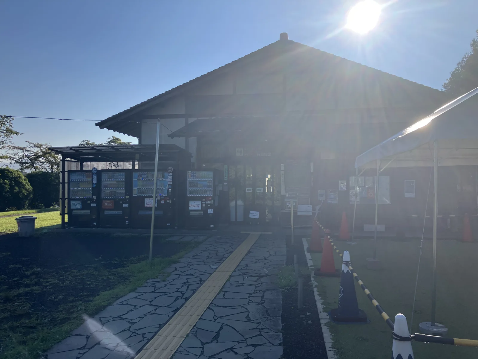 朝の田貫湖で立ち寄った建物