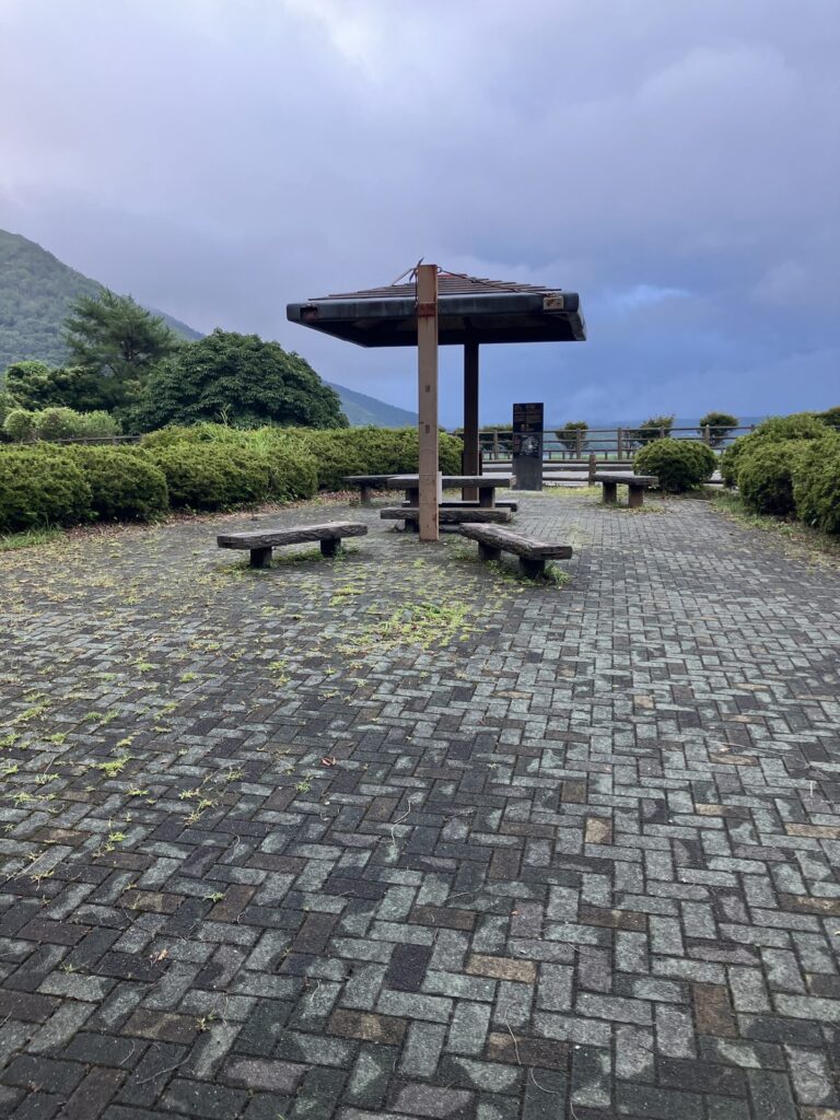 本栖湖で休憩した時に広がっていた暗い雨雲
