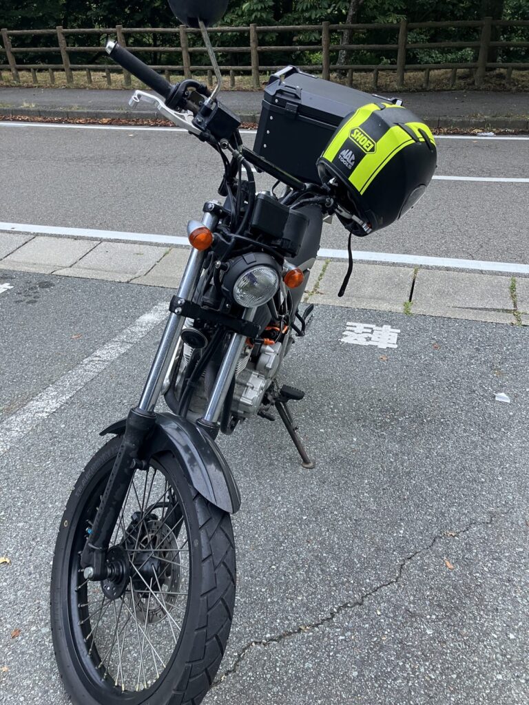 雨に濡れたトリッカーとヘルメット