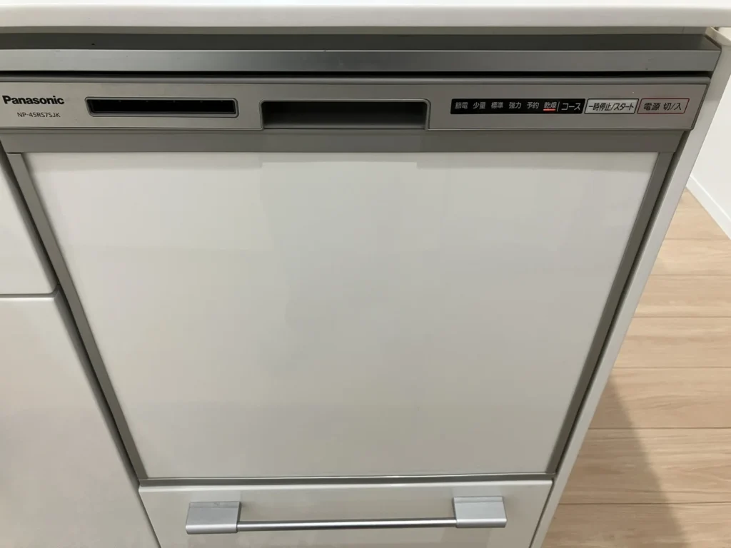 キッチンに設置されたPanasonic NP-45RS7SJKの正面