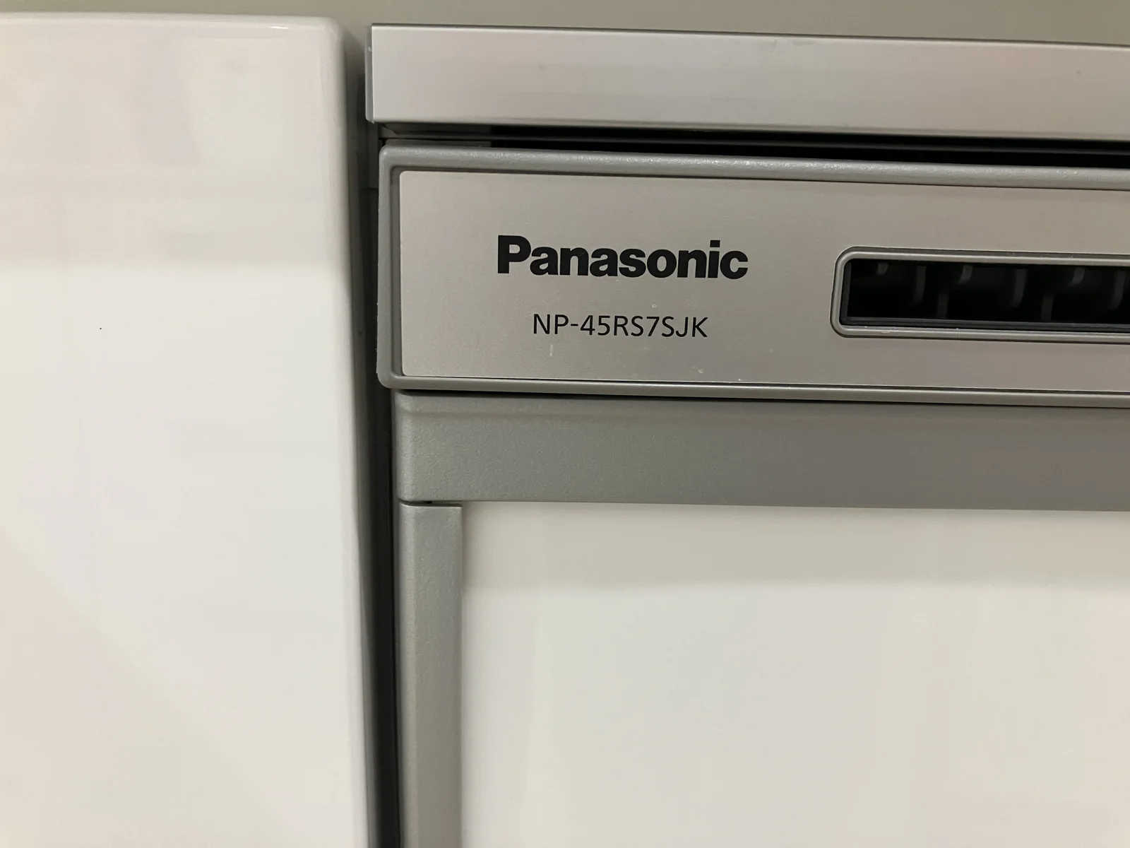 Panasonicのビルトイン食洗機NP-45RS7SJKの型番表示