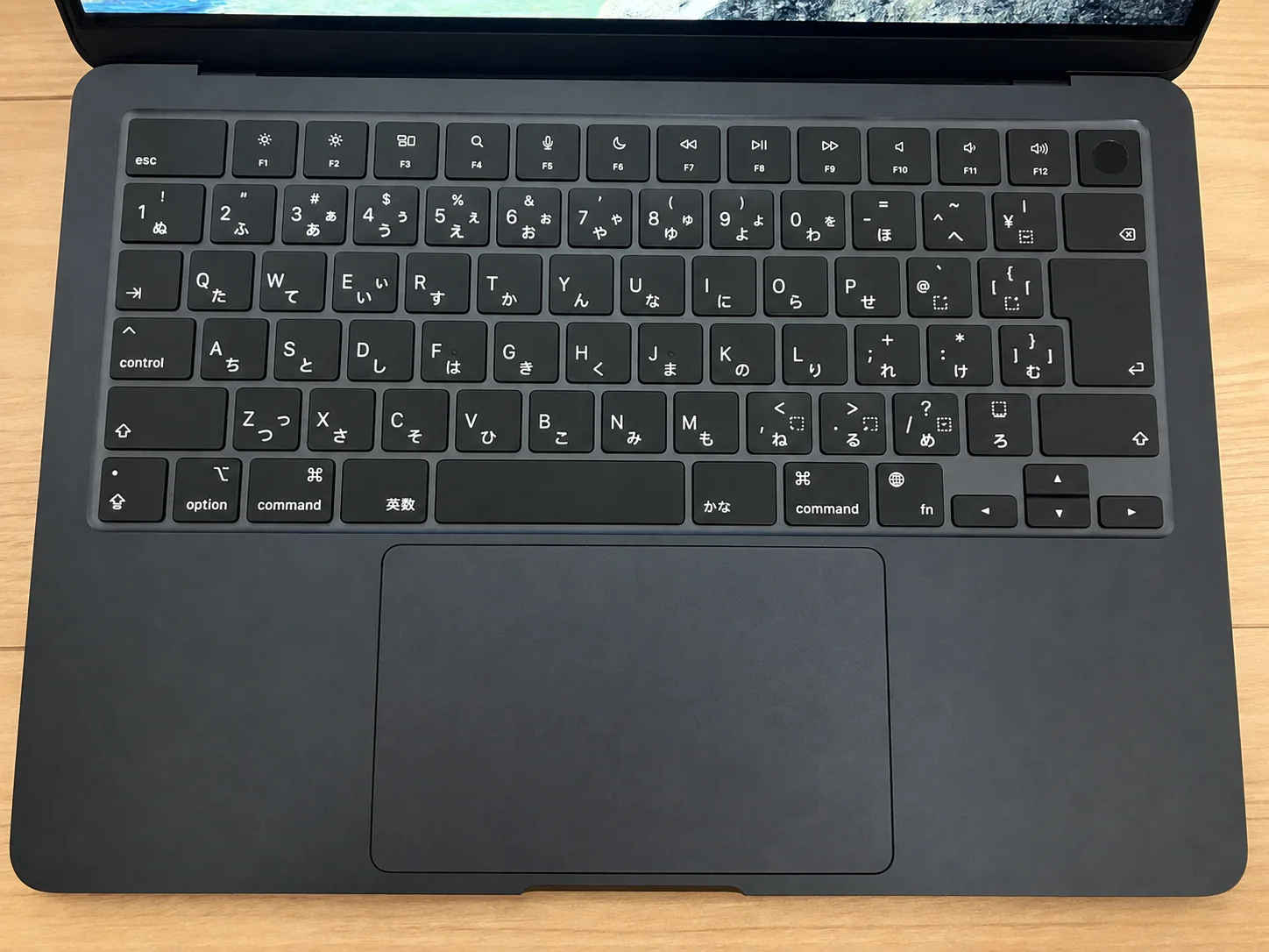 M2 MacBook Airの日本語キーボードとトラックパッド