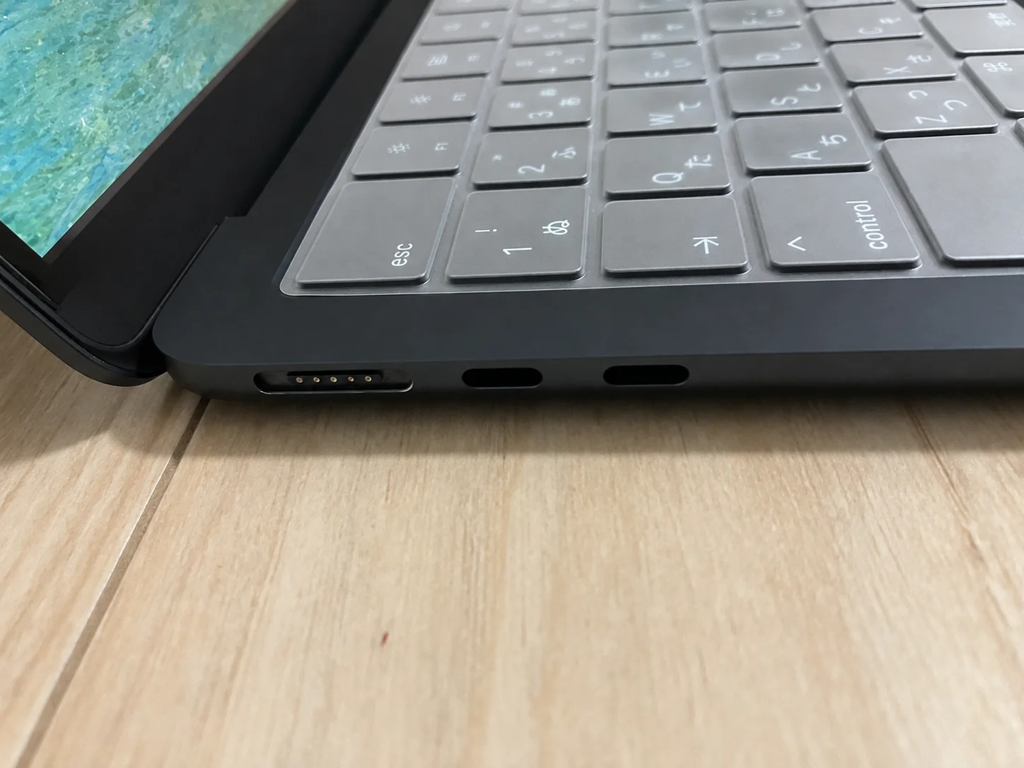 M2 MacBook Air左側のMagSafe端子とUSB-C端子