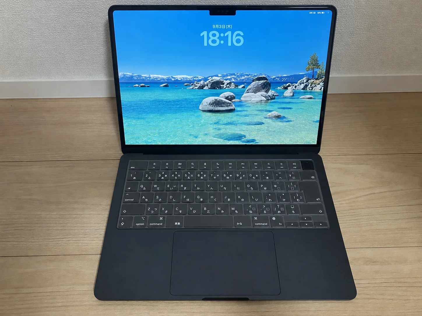 約2年使用しているM2 MacBook Airを開いた状態