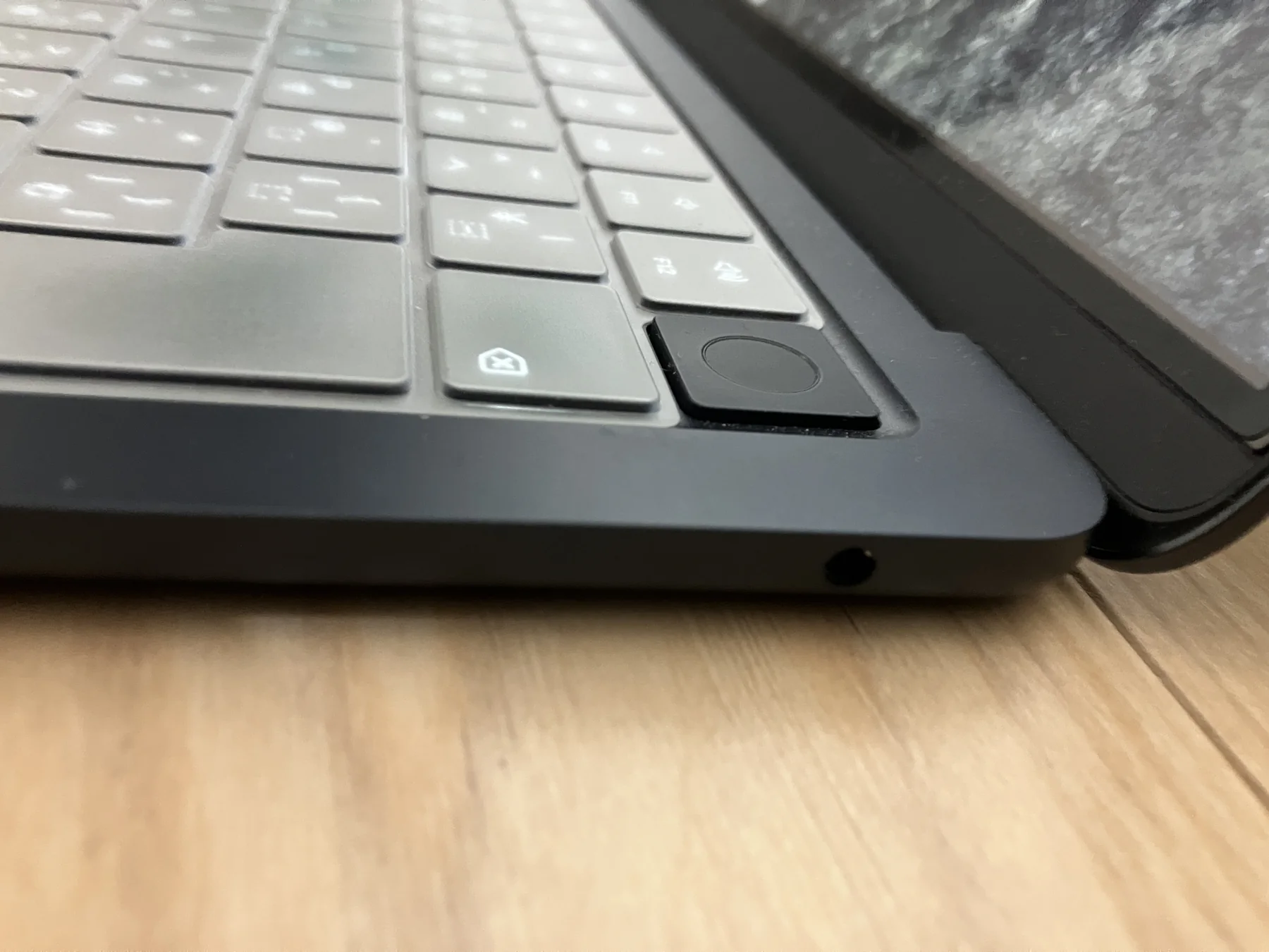 M2 MacBook Air右側のイヤホン端子