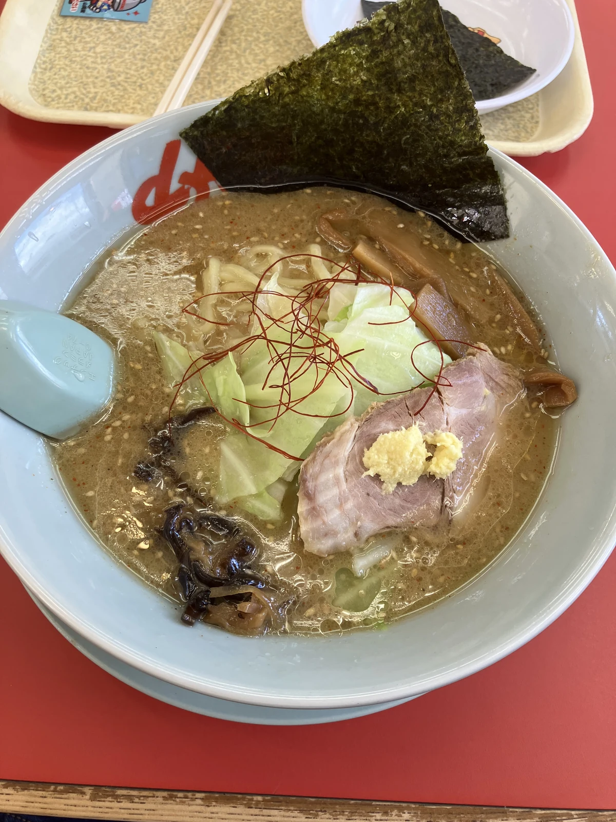 チャーシューの上に生姜がのった濃厚白みそとんこつラーメン